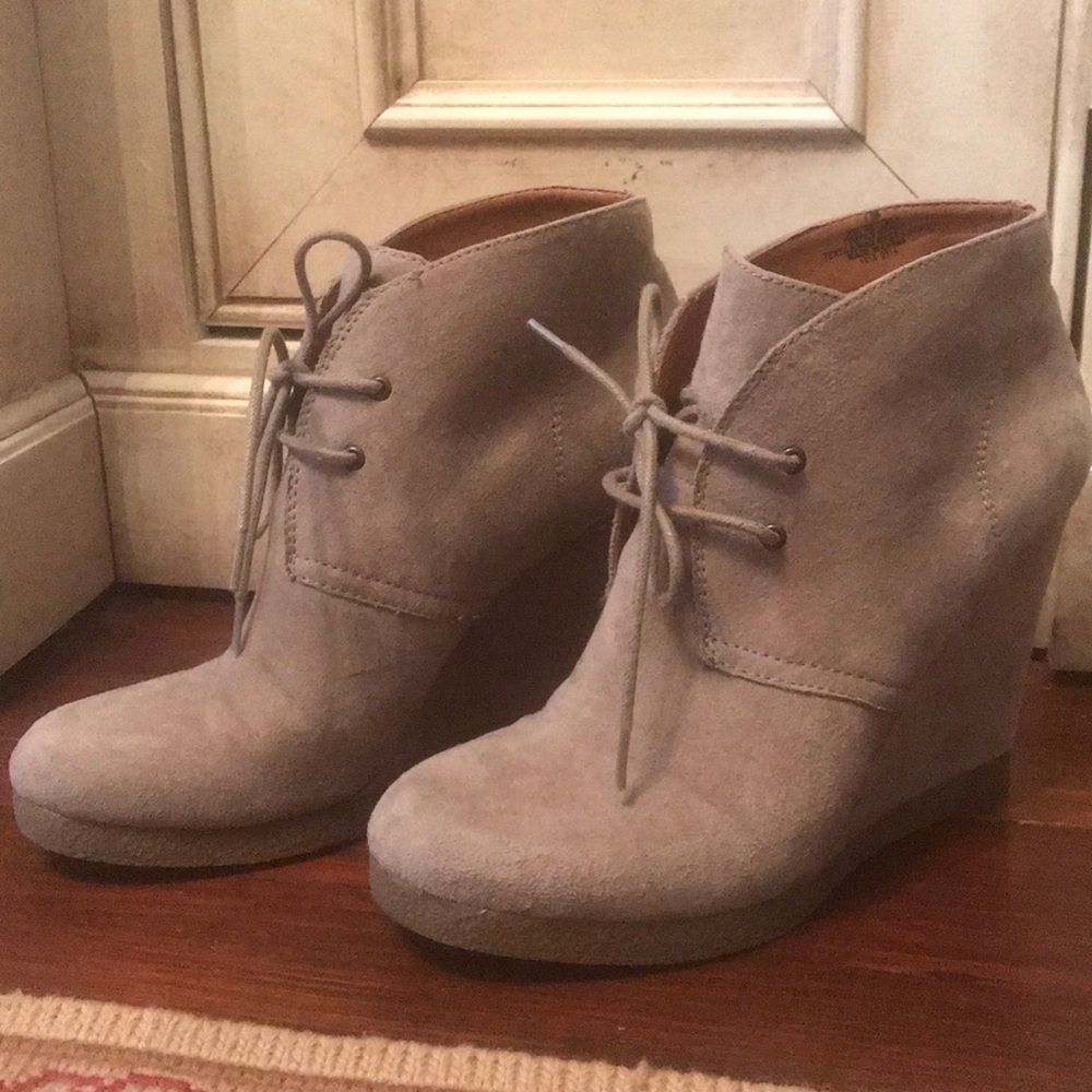 Nine West tan wedge booties size 7!